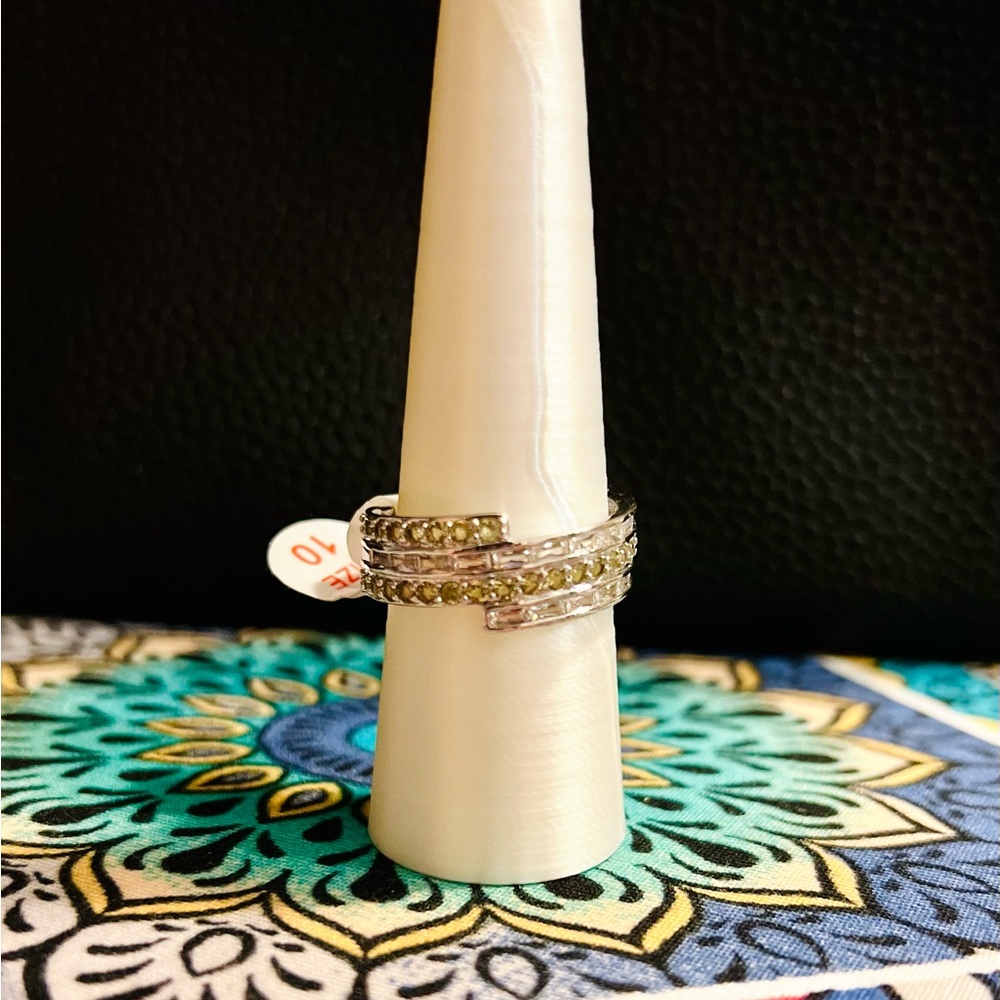 Bomb Party Ring RBP7875
Meeting Of Minds LC Peridot on Rhodium Size 10